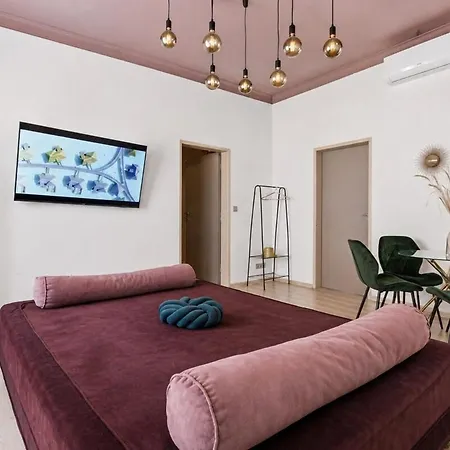 Boutique 2br In Old Town With Parking Apartment Pressburg