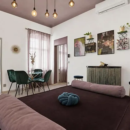 Boutique 2br In Old Town With Parking Apartment