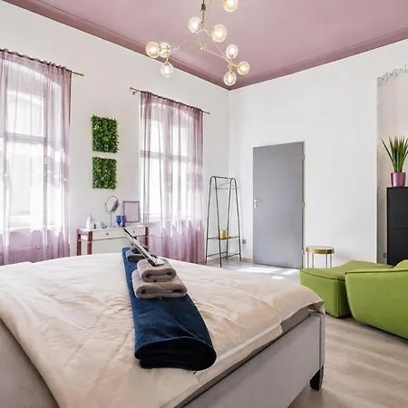 Boutique 2br In Old Town With Parking Apartment Pressburg
