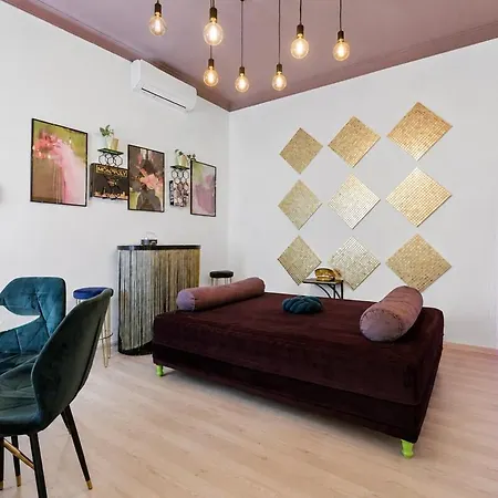 Boutique 2br In Old Town With Parking * Pressburg